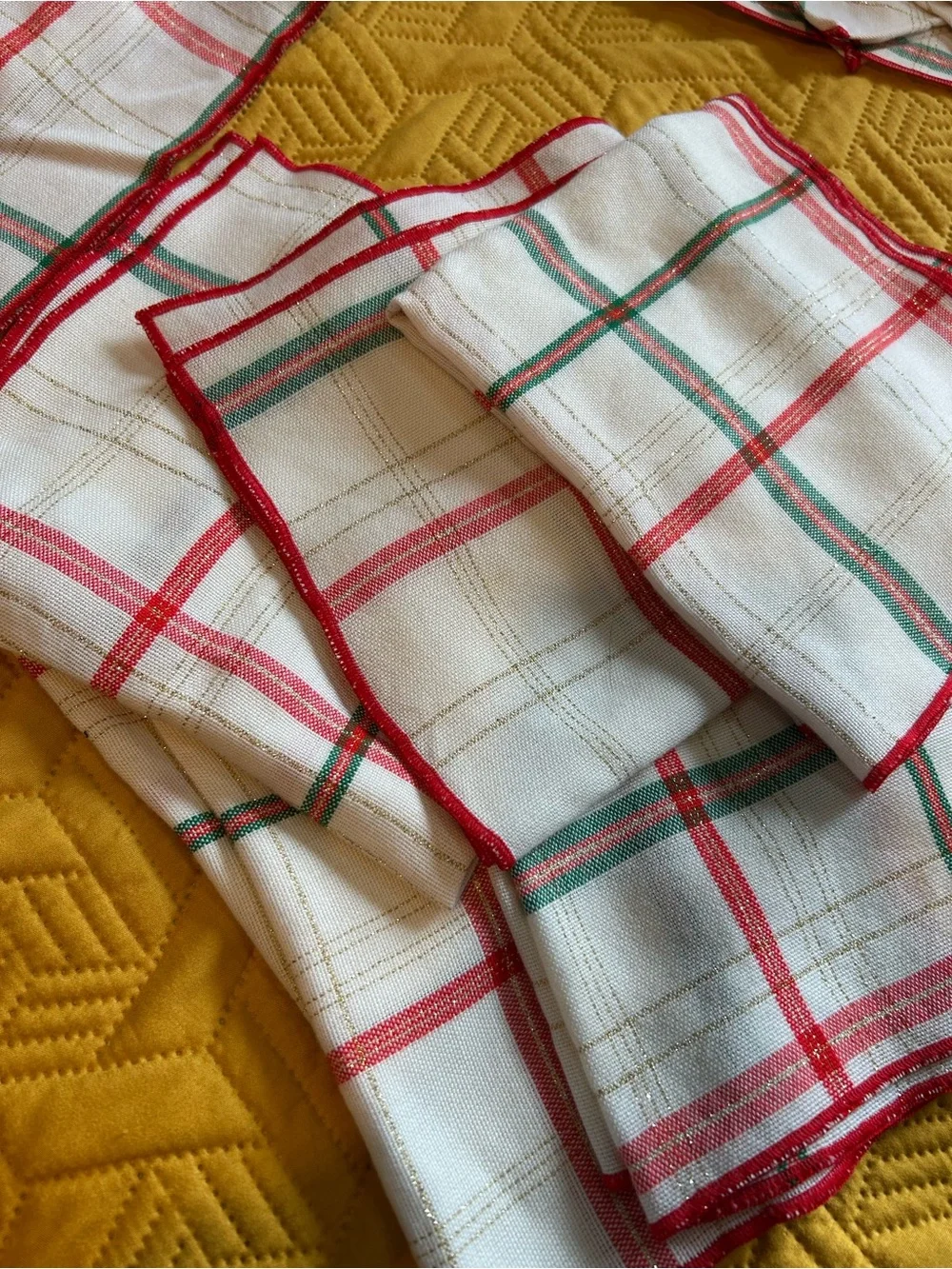 Vintage Plaid Round Tablecloth, 3 Table Runners and 6 Napkins